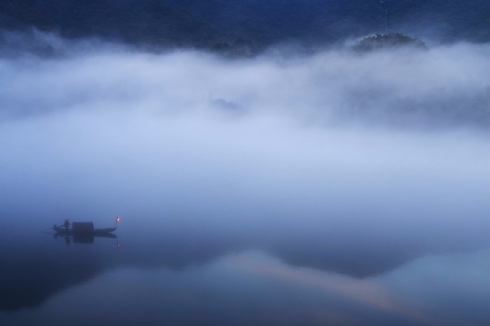 云烟朦胧似仙境,愿泛轻舟境中游