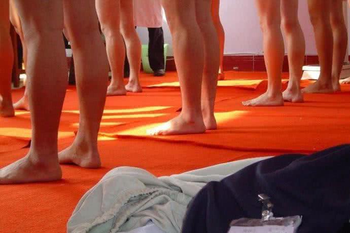 考官们会对考生们的身体进行纹身检查,而且还要求考生们"全裸",最主要