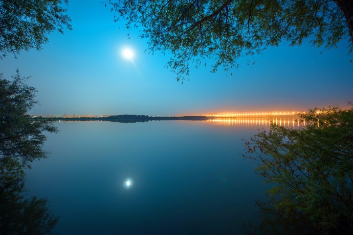 清风生此夜,月下水波寒