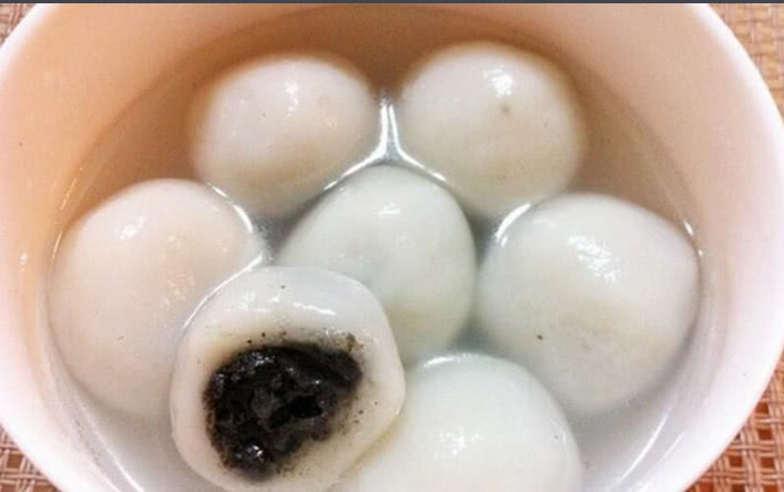 黑芝麻汤圆是一道小吃,制作原料主要有糯米粉,黑芝麻,黑芝麻汤圆属于