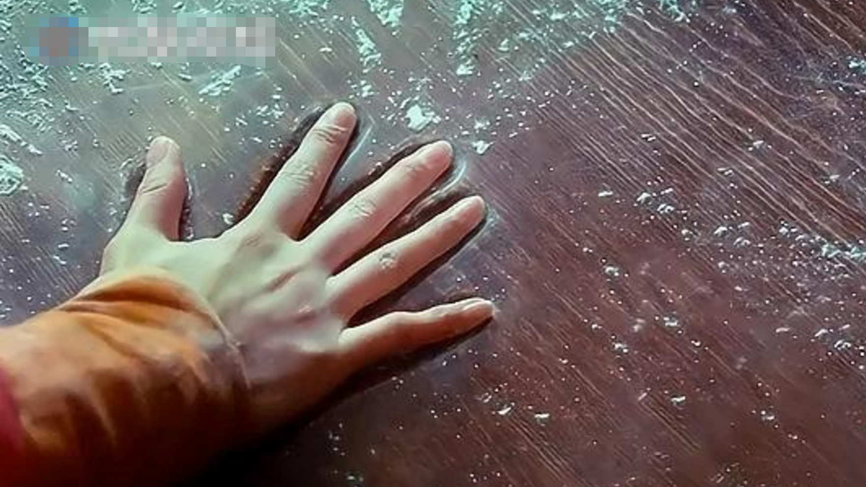 女子说自己是普通人没有超能力,不料一掌下去桌子直接出现掌印