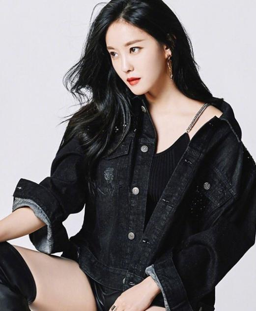 被朴孝敏美哭身穿吊带装演绎完美性感风网友典型的腰精