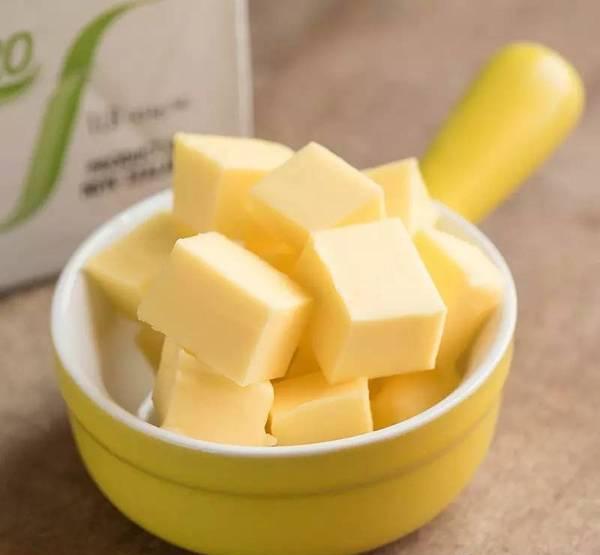 只是发酵黄油需要先将淡奶油发酵再提炼,而普通的黄油直接提炼出来就