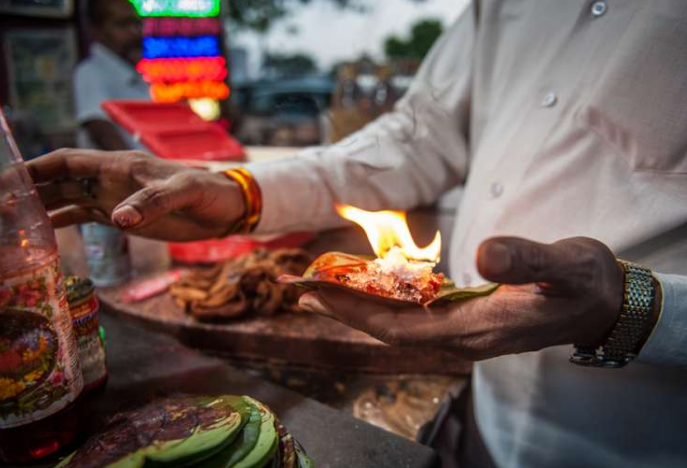 印度街头美食:火焰槟榔!直接塞进嘴巴,几年来竟然没人受伤
