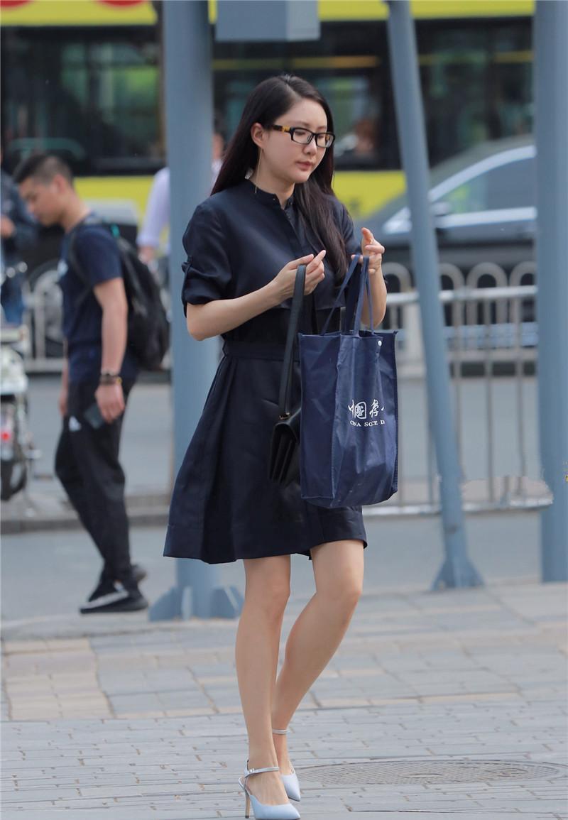 路人街拍文质彬彬的原脸眼镜美女