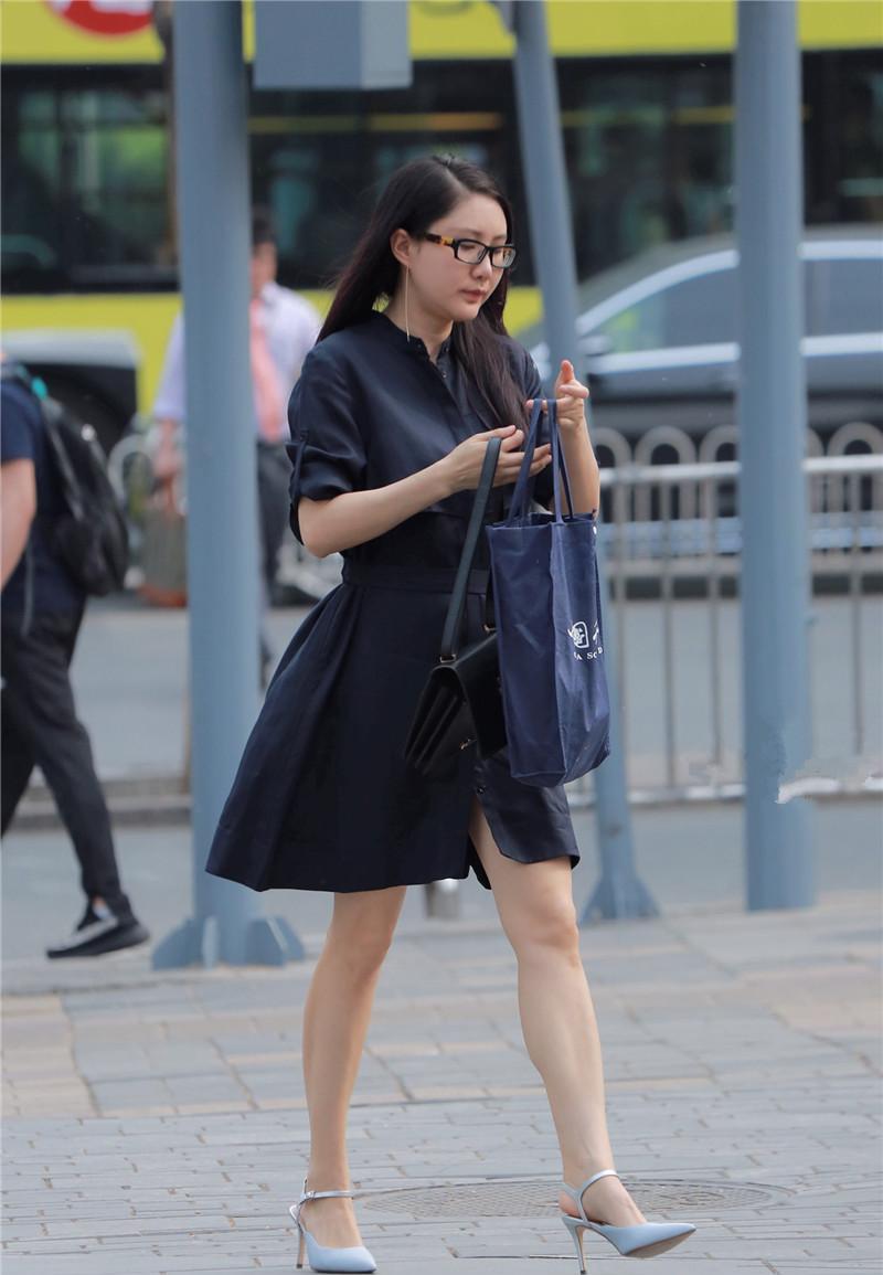 路人街拍文质彬彬的原脸眼镜美女