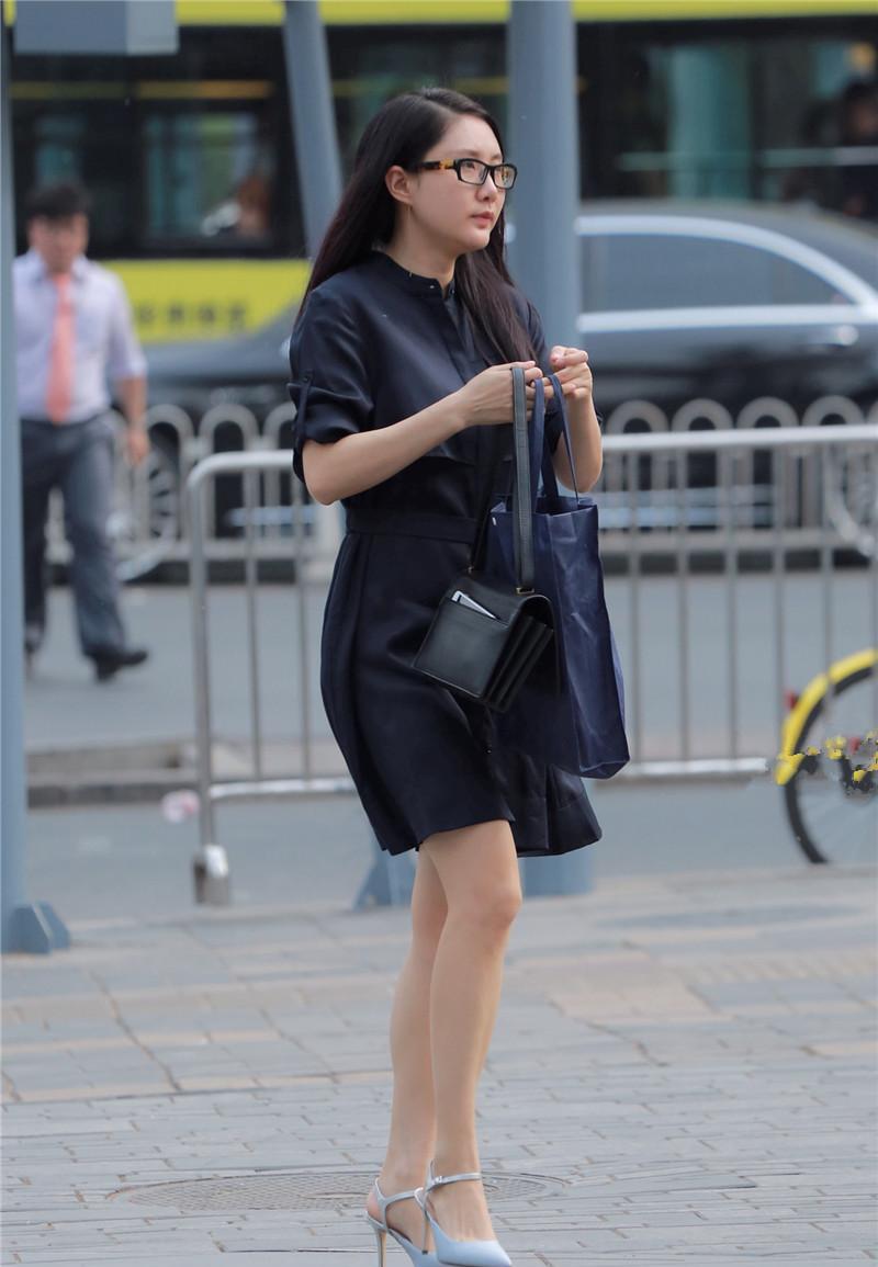 路人街拍文质彬彬的原脸眼镜美女