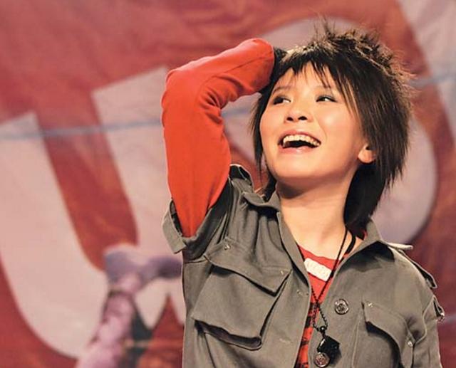 与她一届的超女叶一茜嫁给奥运冠军田亮后,生了女儿森碟和儿子后过上