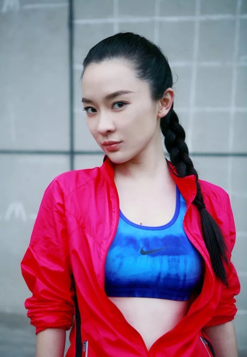 38岁霍思燕厉害!一件衬衫秀出小蛮腰,网友:"腰精"的最高形式