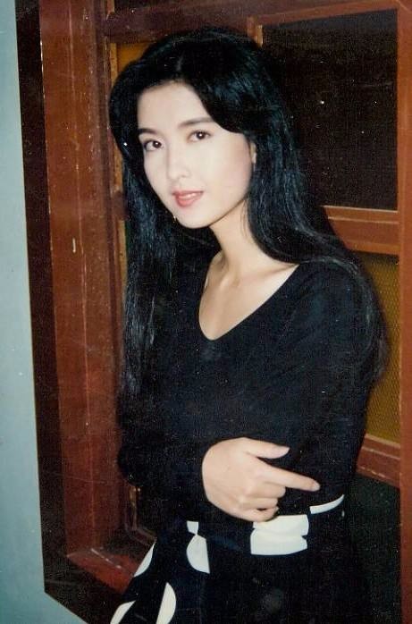 没有刘海儿遮额头的12幅周慧敏美照,均为早期拍摄的挂历杂志照