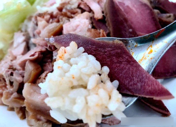 学生食堂的猪脚猪舌饭,不但好吃分量还很足