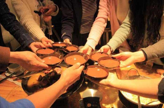 上万人排队喝酒,每人三碗以上,"摔碗酒"火的原因是原来这样的