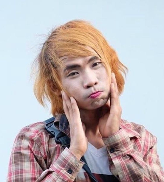 这位货车司机,每天化妆,涂口红,配上杀马特的造型,吸引了很多目光.