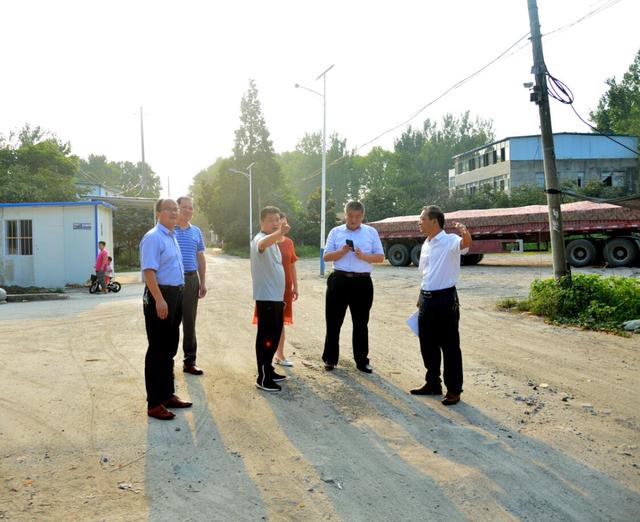 阜南副县长姜宁,刘丽丽在住建局局长刘西恒的陪同下到十三小考察