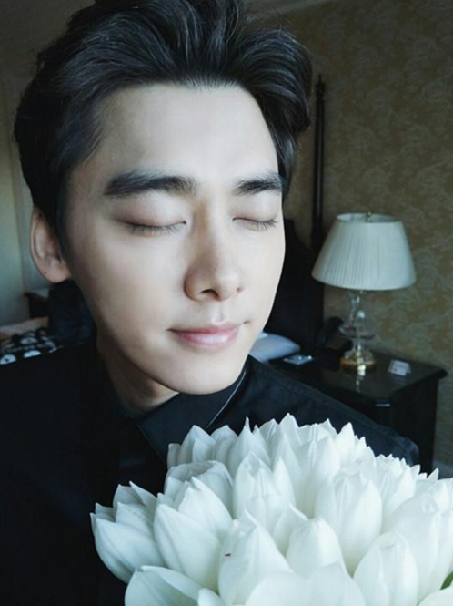 男星撩人闭眼照:李易峰迷人,范丞丞卖萌,图2让人忍不住想吻!