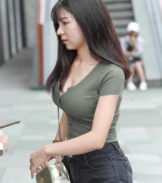 街拍图3美女蕾丝装前短后长的设计估计坐下来很尴尬