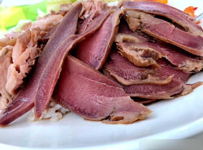 学生食堂的猪脚猪舌饭,不但好吃分量还很足