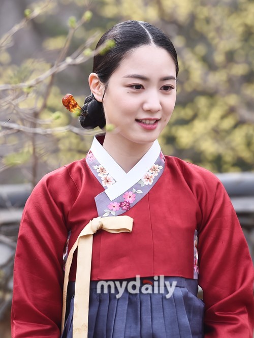 尹施允朱相旭等艺人出席古装剧《大君》公开拍摄_新浪看点