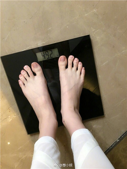 奚梦瑶素颜晒体重,178cm不到100斤!
