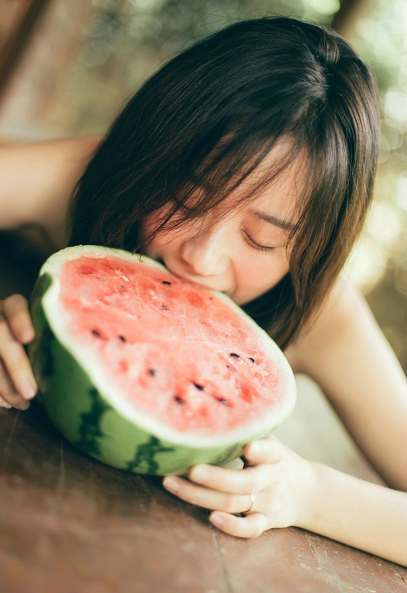 天真少女幽静深山处西瓜清凉解暑写真集