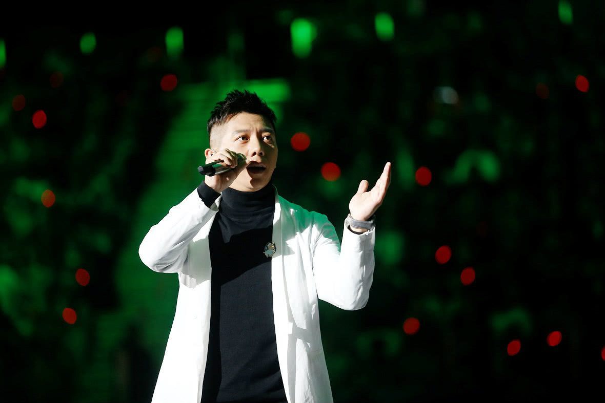 海泉父亲这4字令人泪崩,陈羽凡一事再发酵,粉丝求海泉别丢弃他