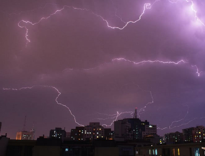 雷雨天开车,不注意这4点,小心车毁人亡!