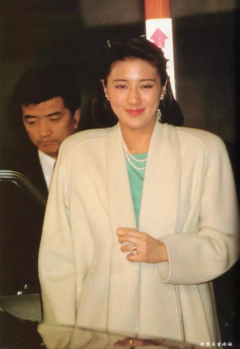 雅子妃还拥有极高的语言天赋,通晓英语,法语,俄语,德语,曾在日本外务