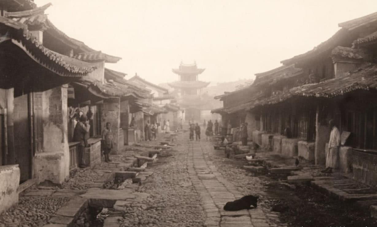 100多年前中国旧照,图3破破烂烂长城,图6人烟稀少街道!