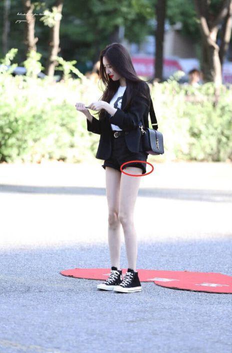 吴宣仪穿超短裤现身, 裤子提太高露出安全裤, 网