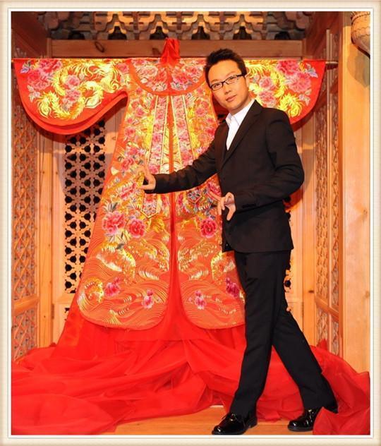 李玉刚现红毯一袭百蝶裙惊艳全场连范冰冰的风头都被你抢走了