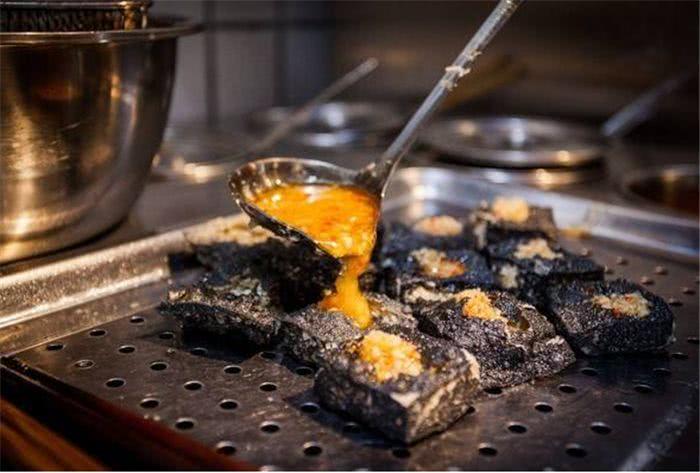 外国网民评论:臭豆腐吃起来像什么?瞧瞧老外是