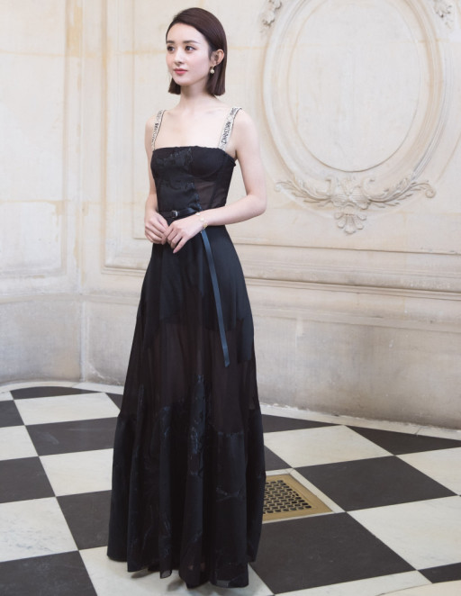 赵丽颖这条裙子,上身只有3条布,加纱裙搭配竟好看到爆