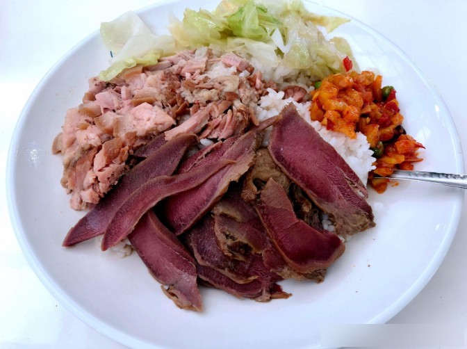 学生食堂的猪脚猪舌饭,不但好吃分量还很足