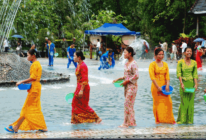 四月里最热闹的泼水节登场了