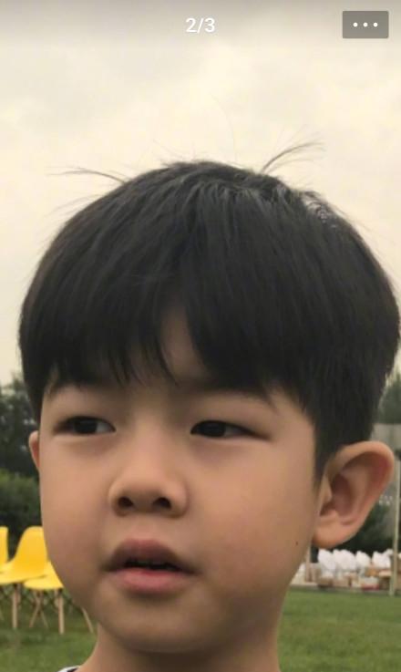 胡可晒安吉帅照安吉手插裤兜姿势酷帅头顶两个小揪揪可爱惨了