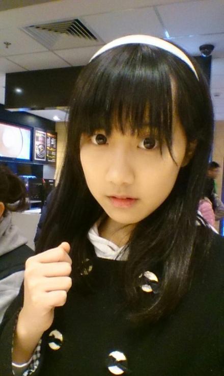 李艺彤因为刚出道的时候喜欢头戴白色的发卡,所以她有个称号叫发卡,但