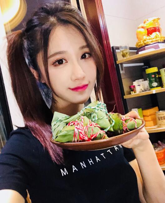 虎牙轩子巨2兔大秀厨艺做蛋黄酥 这才是真正的秀色可餐啊