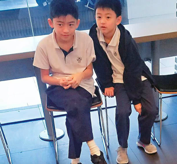 靳东儿子正面照,简直翻版李佳,幸福却不输张柏芝儿子!