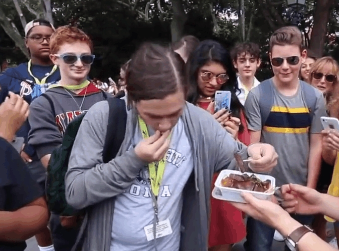 老外尝试我国的猪血,看看他们吃完都说了什么?