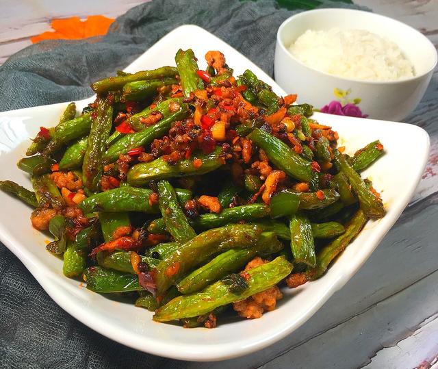 每次去川菜馆我都会点干煸豆角这道菜,麻辣鲜香,超级下饭,就是总觉得