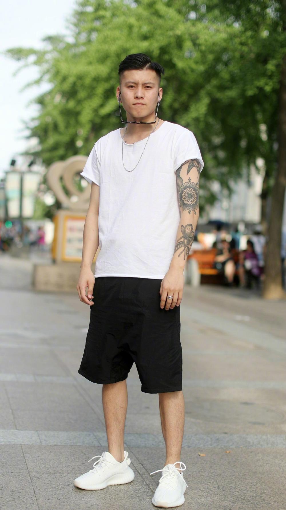 男明星t恤"兴城火车站附近小巷子在哪"街拍图文-大全