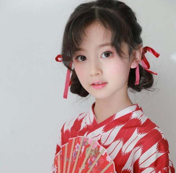 九岁女孩天天浓妆艳抹卸妆后让网友心疼喊话父母会后悔的