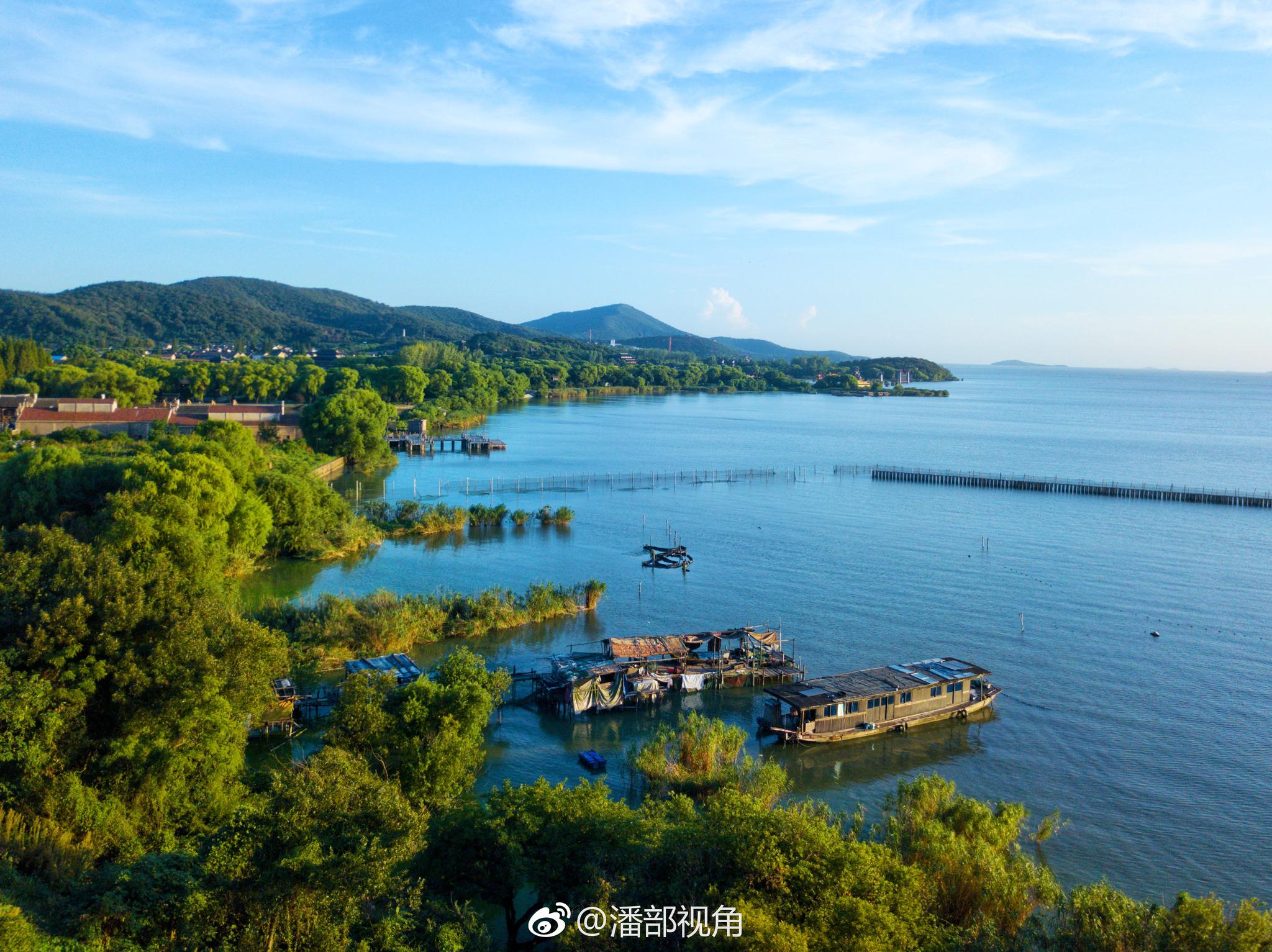 沿着山水西路感受蓝天下无锡的太湖湖湾风光