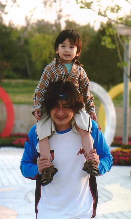 景岗山全家生活照曝出 儿子帅气女儿大长腿抢镜