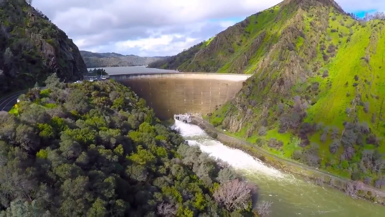 美国水库里建设奇怪洞穴,深不见底,你可知其作用吗?