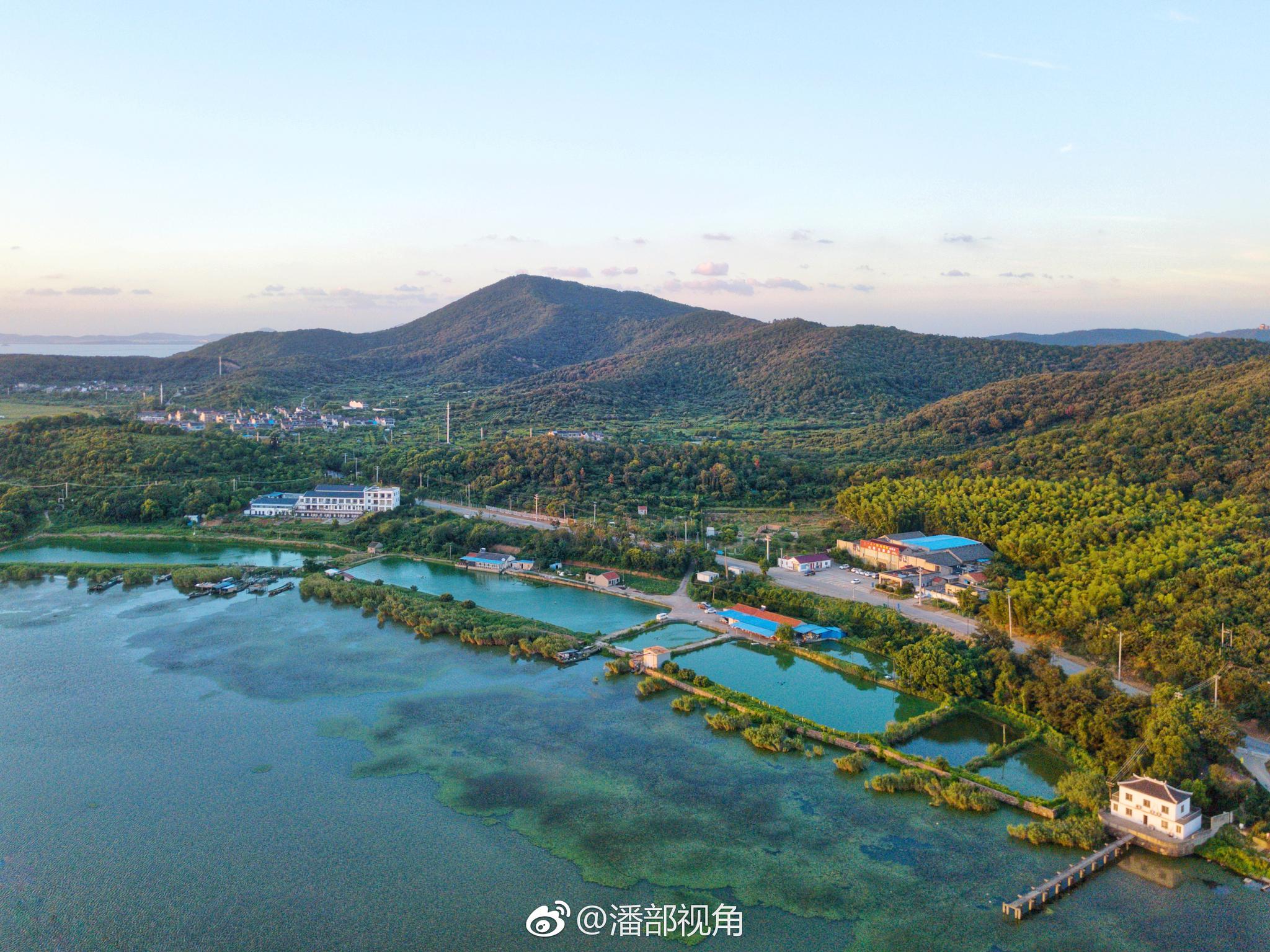 沿着山水西路感受蓝天下无锡的太湖湖湾风光