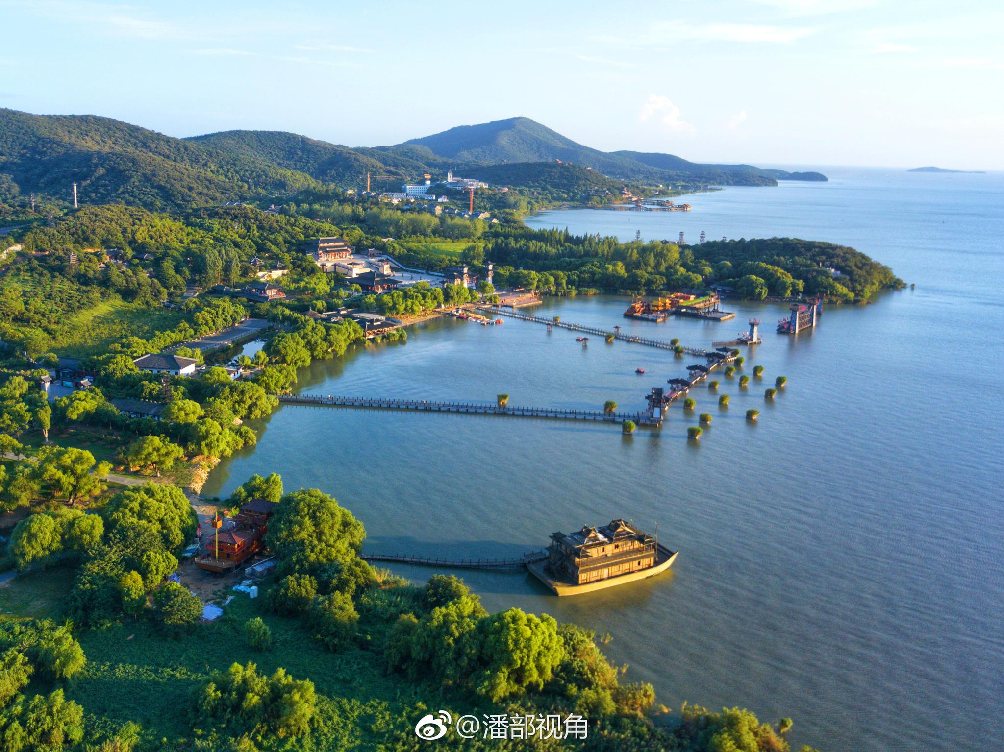 沿着山水西路感受蓝天下无锡的太湖湖湾风光