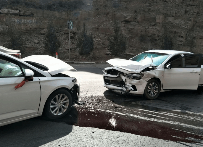 科沃兹强行超车正面碰撞别克威朗 网友:同是美系车差距那么大!