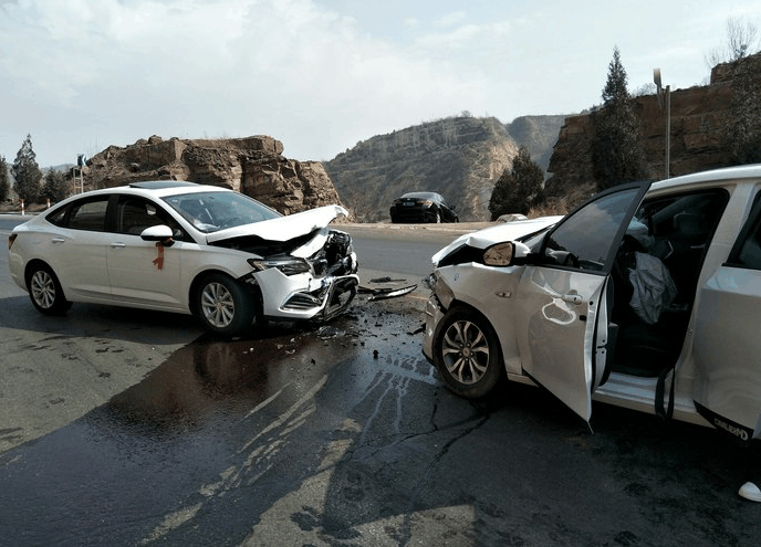 科沃兹强行超车正面碰撞别克威朗 网友:同是美系车差距那么大!