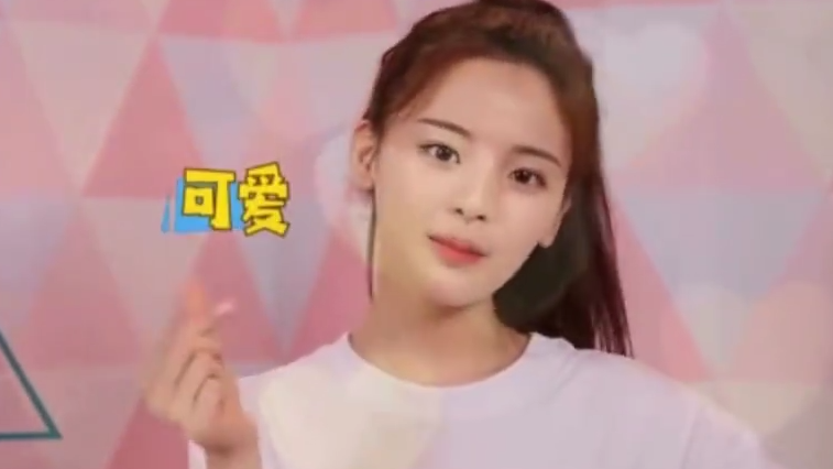 杨超越早年参加《球球宝贝》眼神清纯懵懂 网